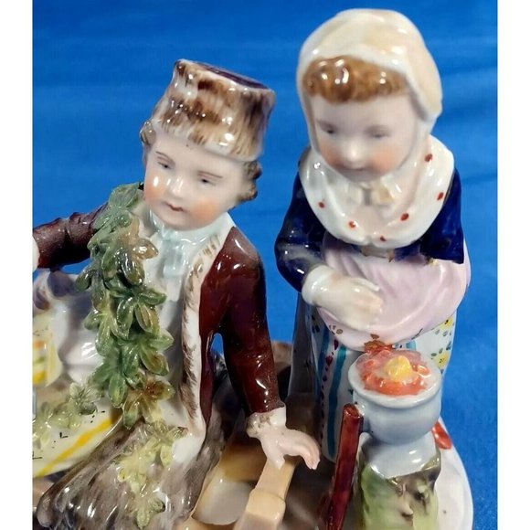 ANTIQUE CARL THIEME PORCELAIN GROUPING YOUNG COUPLE WINTER SEASON AFTER MEISSEN - Picture 5 of 10